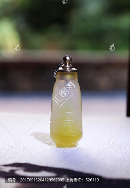 琥珀鼻煙壺