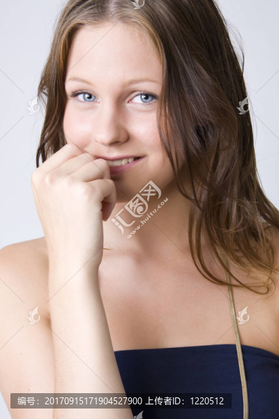 女人笑了