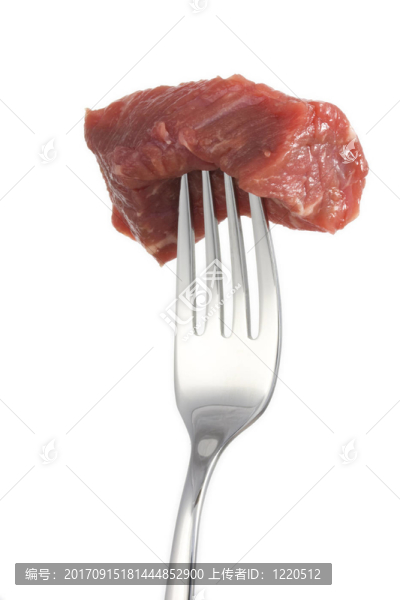 叉子上的一塊肉，白色背景上的隔離物