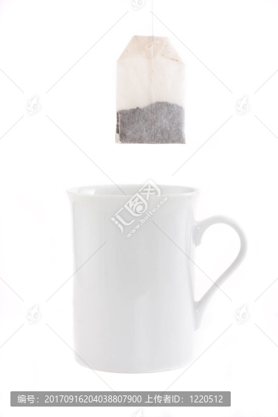 茶和白杯孤立在白色背景