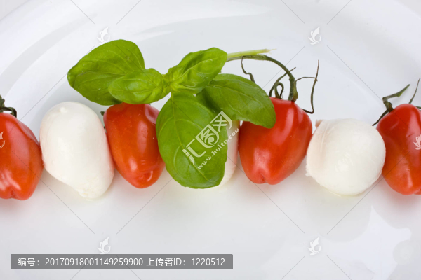 番茄，馬蘇里拉和羅勒