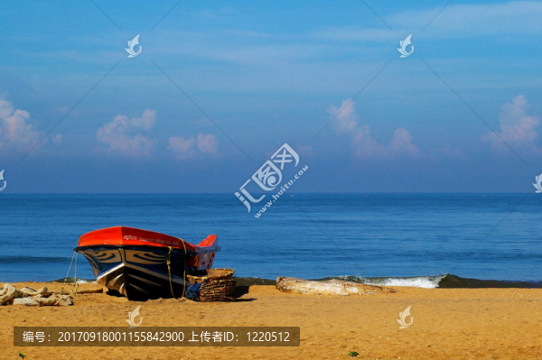 在卡魯塔拉海灘上的漁船