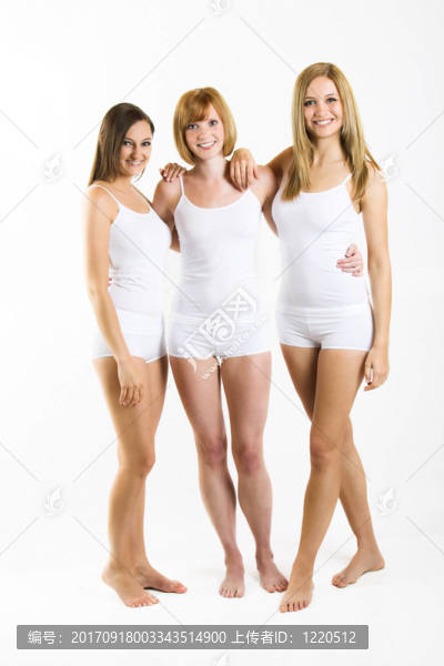 三個穿白色內(nèi)衣的年輕婦女