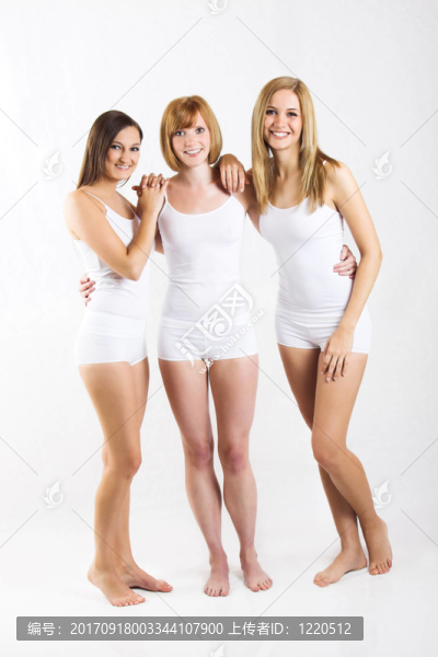 三個(gè)穿白色內(nèi)衣的年輕婦女