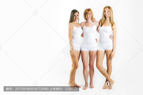 三個穿白色內(nèi)衣的年輕婦女
