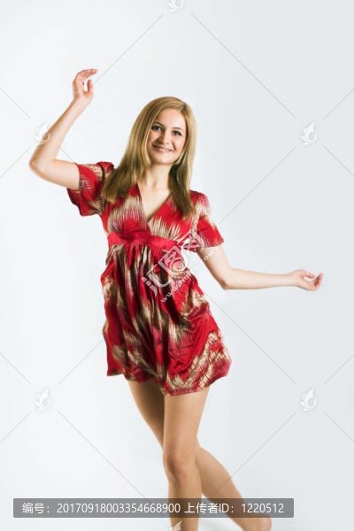年輕快樂(lè)的女人跳舞