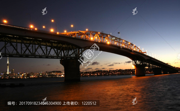 日落時分的奧克蘭海港大橋