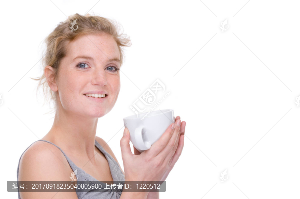 拿杯子的年輕女人