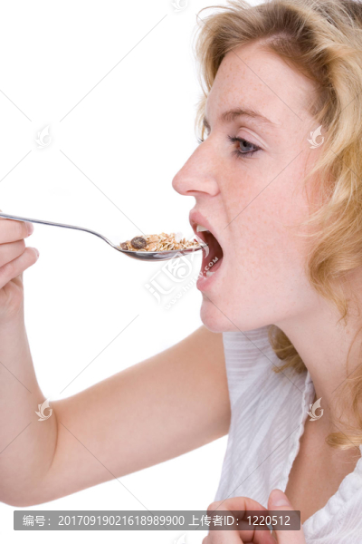 年輕的女人吃早餐