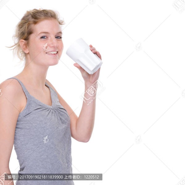 拿杯子的年輕女人