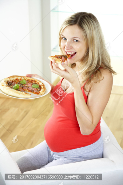 年輕孕婦吃比薩餅