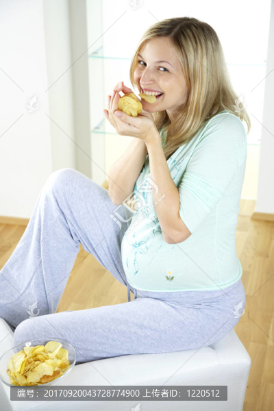 年輕孕婦吃薯片