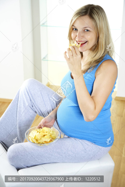 年輕孕婦吃薯片