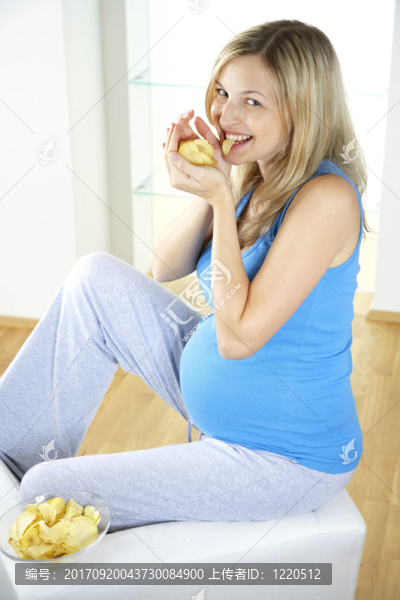 年輕孕婦吃薯片