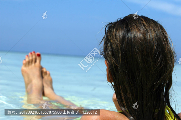 海洋中的女人