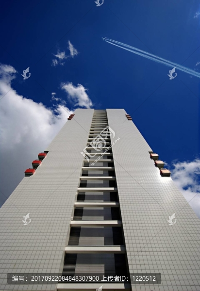 我們飛越城市上空