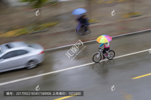 打傘騎車的人