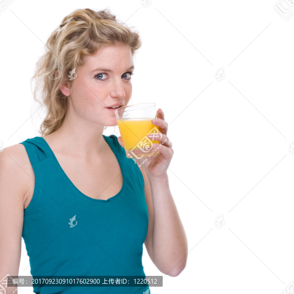 喝橙汁的年輕女子