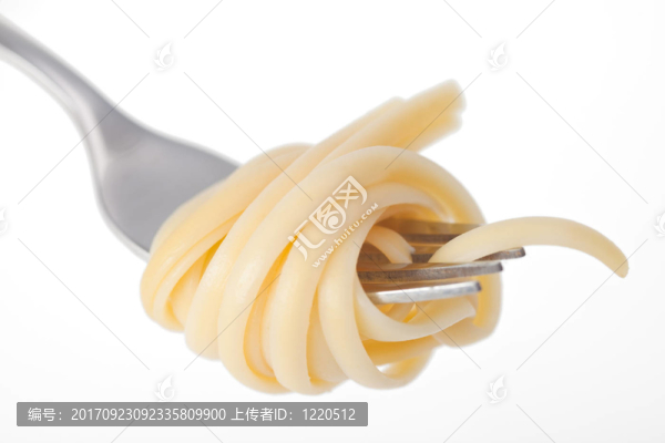 在白色背景下叉的面條
