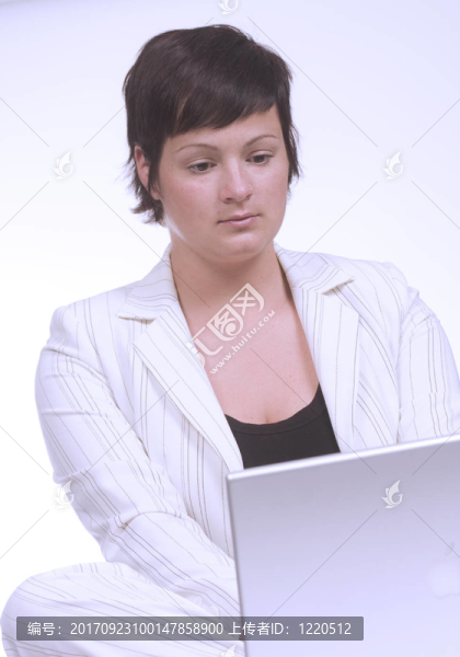 女商人在筆記本電腦