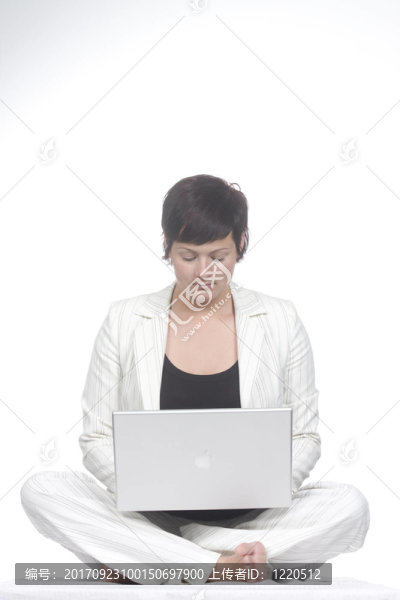 女商人在筆記本電腦