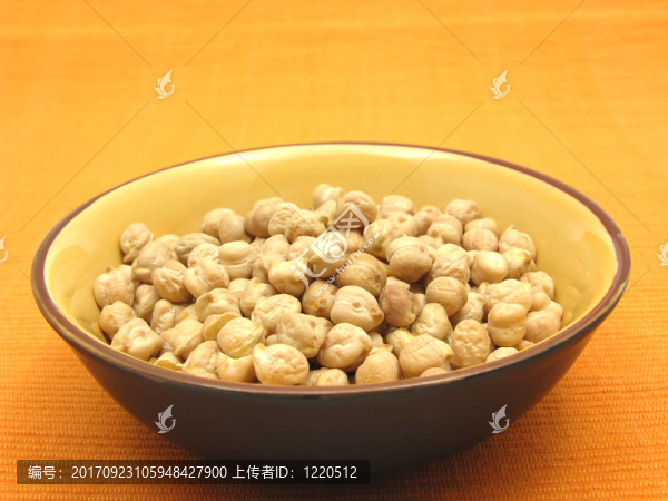 一個橙色背景上的鷹嘴豆的陶瓷碗
