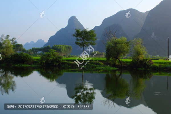 小河倒影