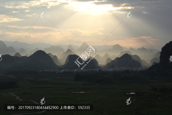 峰林霞光