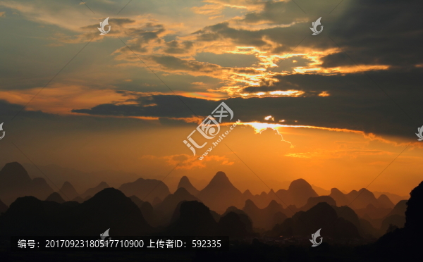 夕陽(yáng)山峰