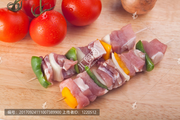 原料肉在砧板上