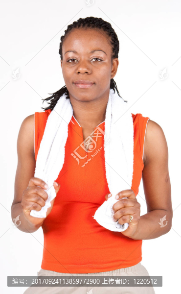 穿著毛巾圍著脖子的運(yùn)動(dòng)服的女人