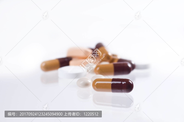 白色背景下的各種藥片