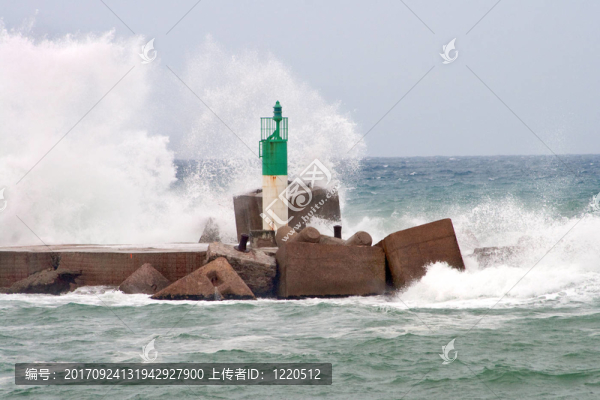 浪花和燈塔