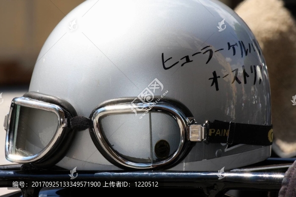 帶仿古眼鏡的摩托車頭盔
