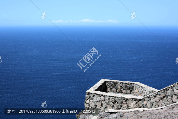坐在靠近大海的座位上，俯瞰特內(nèi)里費(fèi)