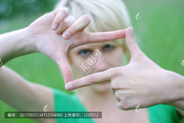 女人笑了