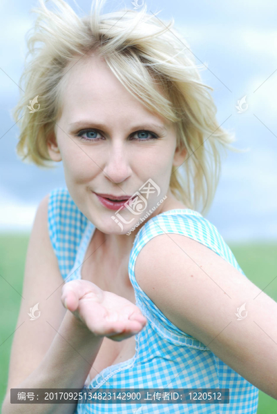 女人笑了