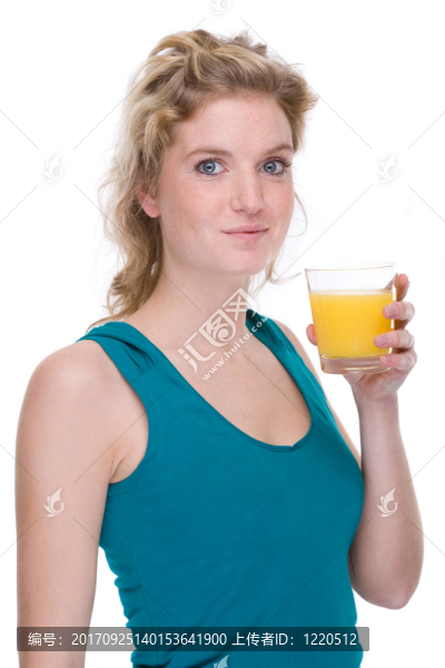 喝橙汁的年輕女子