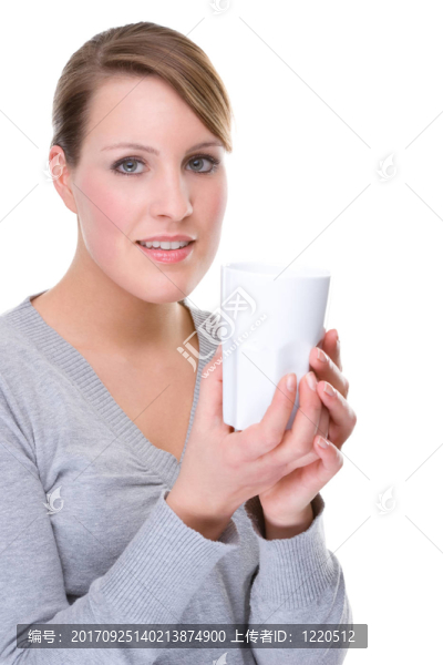 拿杯子的年輕女人