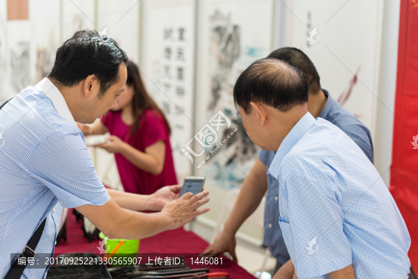 討論手機(jī)的人