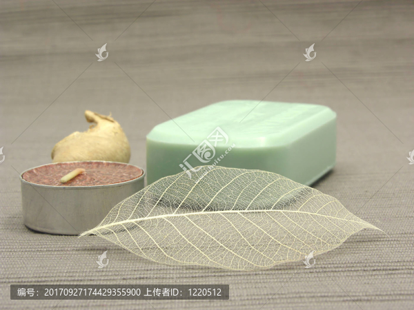 灰色背景下有裝飾物的綠色香皂
