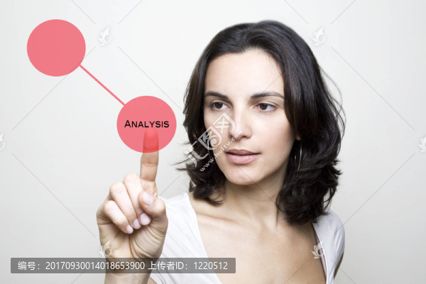 推著虛擬屏幕的女人