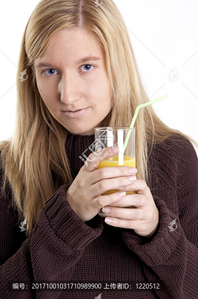 喝橘子汁的女人