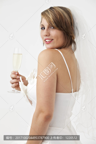 穿著婚紗的漂亮年輕女子