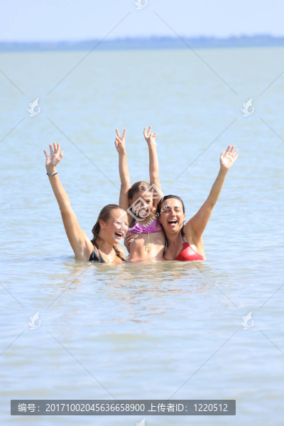 三克ückliches女孩在湖