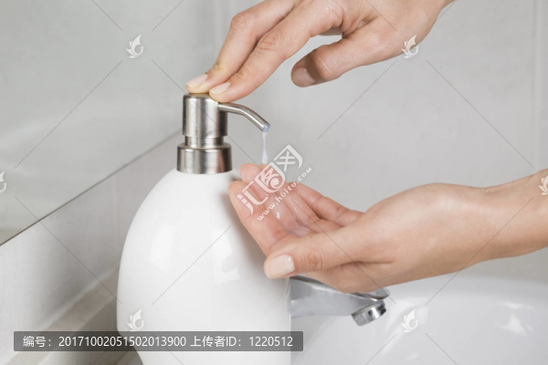 手上分配器上的肥皂