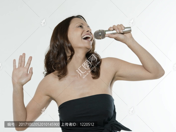 女人笑了