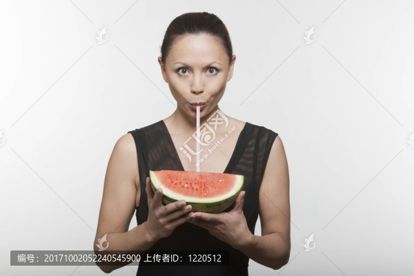 女人笑了
