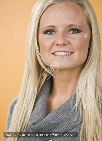 女人笑了
