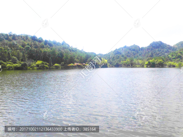 陽(yáng)光下的湖面